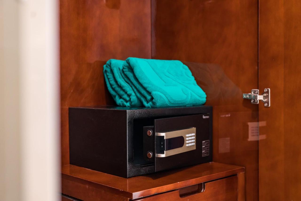 Lk Emerald Beach - Sha Extra Plus Pattaya Ngoại thất bức ảnh A safe in a hotel room